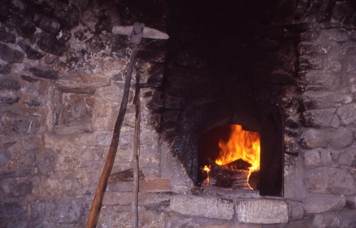 Four à pain, Aurent, 2001. Cliché : Thomassin, Philippe, Roudoule, écomusée en terre gavotte.