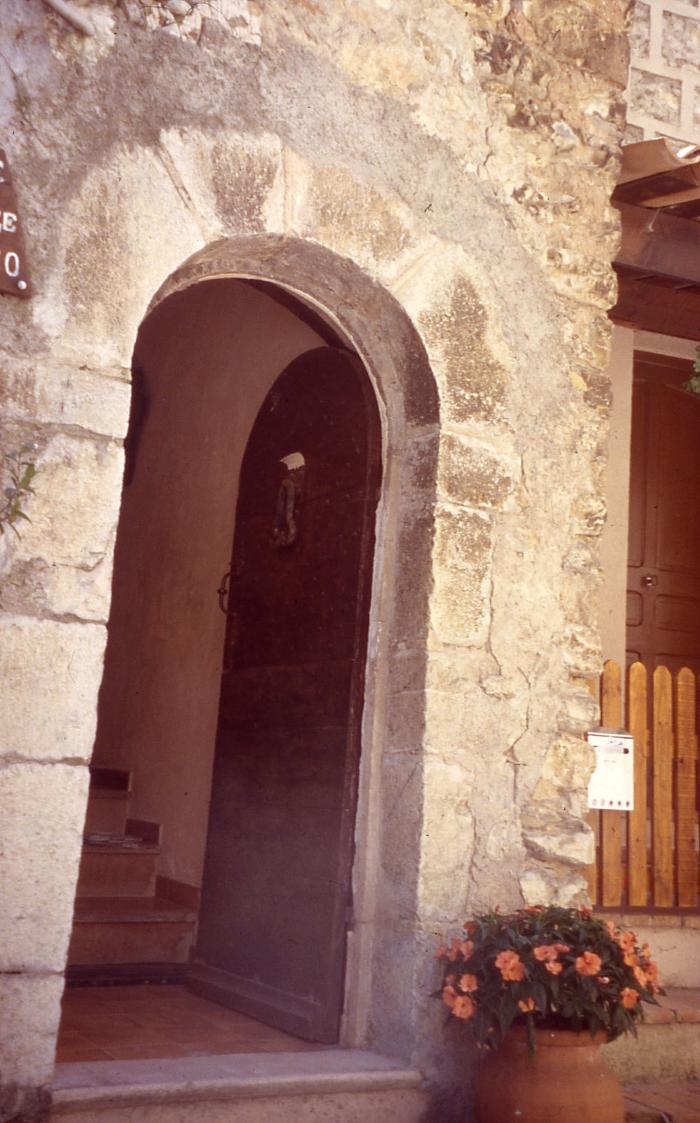 Bureau de la douane française, 2001, Sausses. Cliché : Thomassin, Philippe, Roudoule, écomusée en terre gavotte.