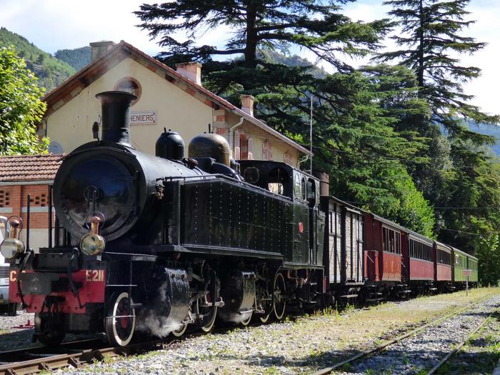 locomotive-tender à voie métrique type Mallet 120-030T, n° E 211. Cliché De Vachon Emmanuel, Roudoule, écomusée en terre gavotte.
