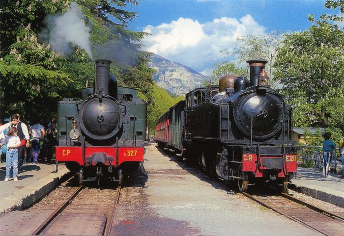 A gauche, locomotive-tender à voie métrique Fives-Lille 230 T 327. Coll. GECP.