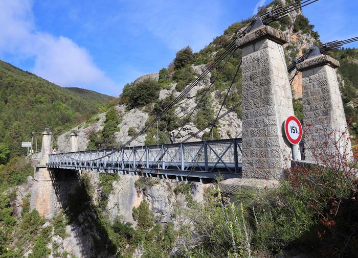 Pont suspendu, vallée de la Roudoule. Cliché : Thomassin, Philippe, Roudoule, écomusée en terre gavotte.