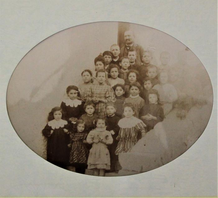 [Monsieur Carlon, instituteur et sa classe, à Saint-Léger, vers 1910.]