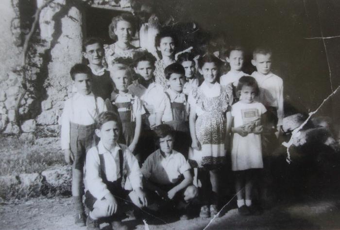 [Mademoiselle Seignerin, institutrice et Madame le Maire, Zoé David, vers 1950.]