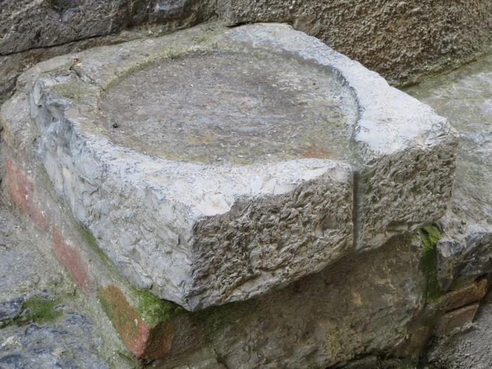 Pierre à cade, Puget-Rostang. Cliché : Thomassin, Philippe, Roudoule, écomusée en terre gavotte.