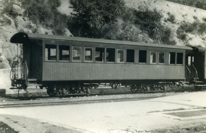 Voiture de 2e classe B502, modèle (Descouches &amp; David 1891) en gare d'Annot, 1942. Photo Laurent P. Fonds Marcel Cauvin. Coll. Roudoule.
