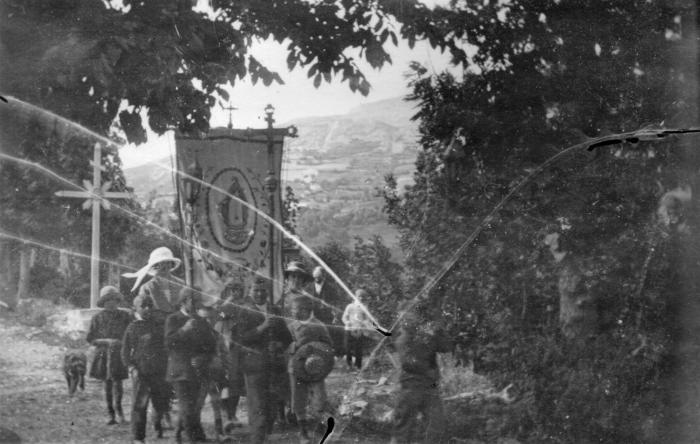 [Procession, Les Barels, hameau du Serre, 1917.]
