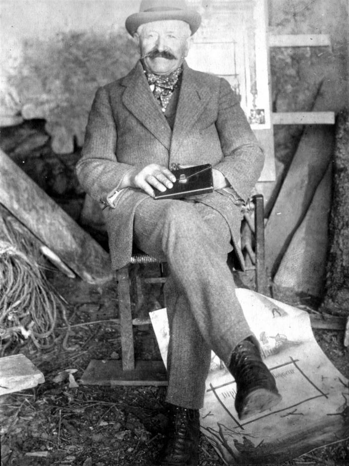 [M. Lance, en costume du dimanche, Hameau des Laves, Barels.]