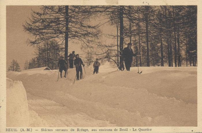 Skieurs sortant du refuge - au envrion de Beuil (A.-M.) -  le quartier